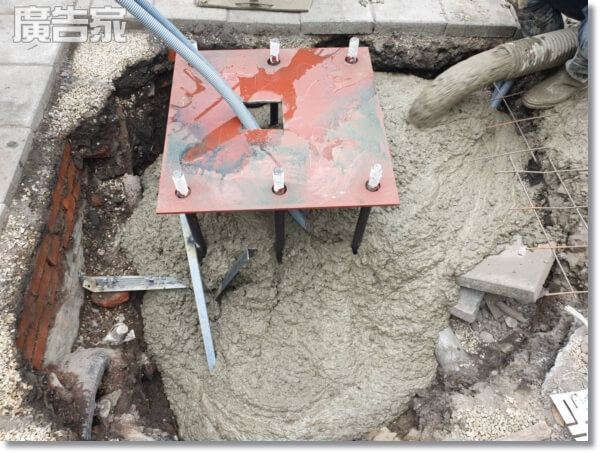 T霸招牌施工過程-埋設地基灌水泥漿