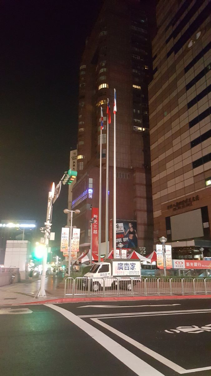 新光三越站前摩天樓巨型旗桿旗繩更換工程