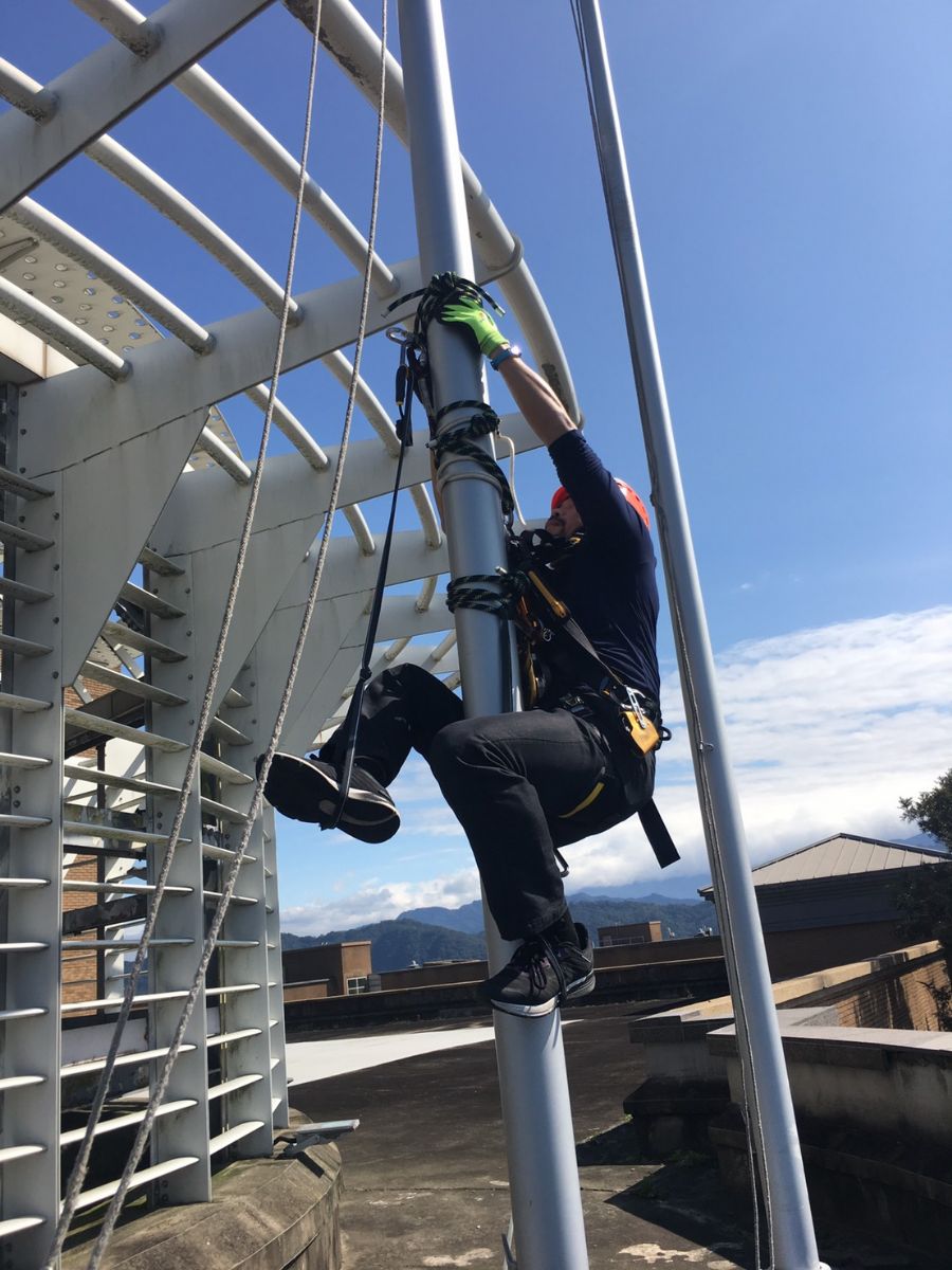 專業的高空作業人員 不用吊車即可爬上6米高的升旗國旗桿，且符合國家高空作業標準