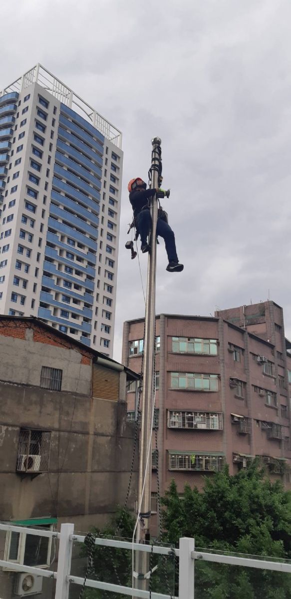 高空獨立作業不用吊車更換旗繩 符合台北市公安法規高空作業規定